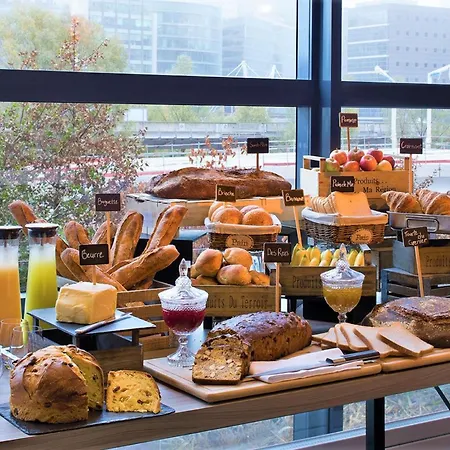 Hotel Renaissance Paris La Defense 4*