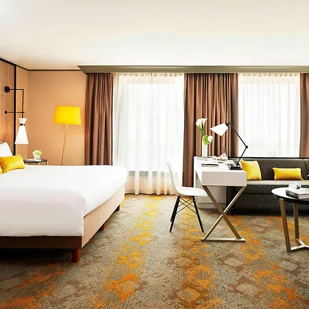 Hotel Renaissance Paris La Defense 4*