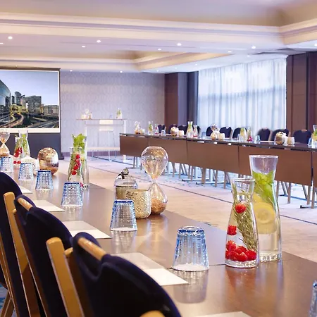 Hotel Renaissance Paris La Defense 4*
