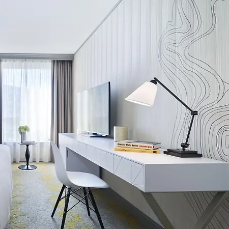Hotel Renaissance Paris La Defense 4*