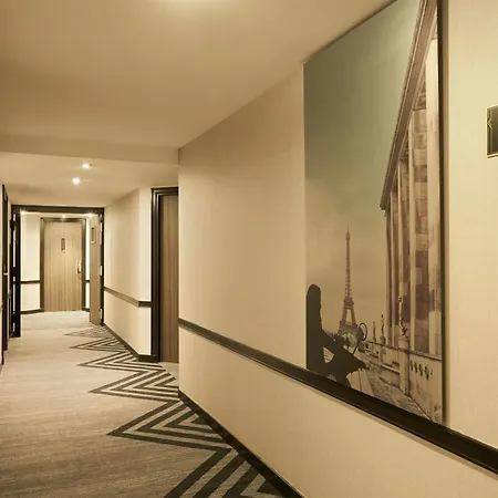 Renaissance Paris La Defense