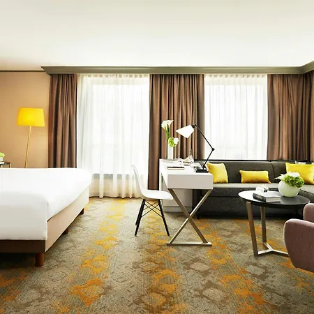 ホテル ルネッサンス パリ ラ デファンス 4*