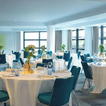 Hotel Renaissance Paris La Defense 4*