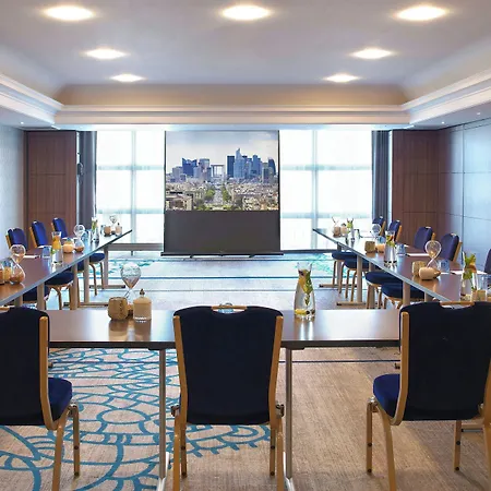 Hotel Renaissance Paris La Defense 4*
