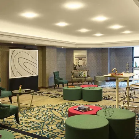 Hotel Renaissance Paris La Defense 4*